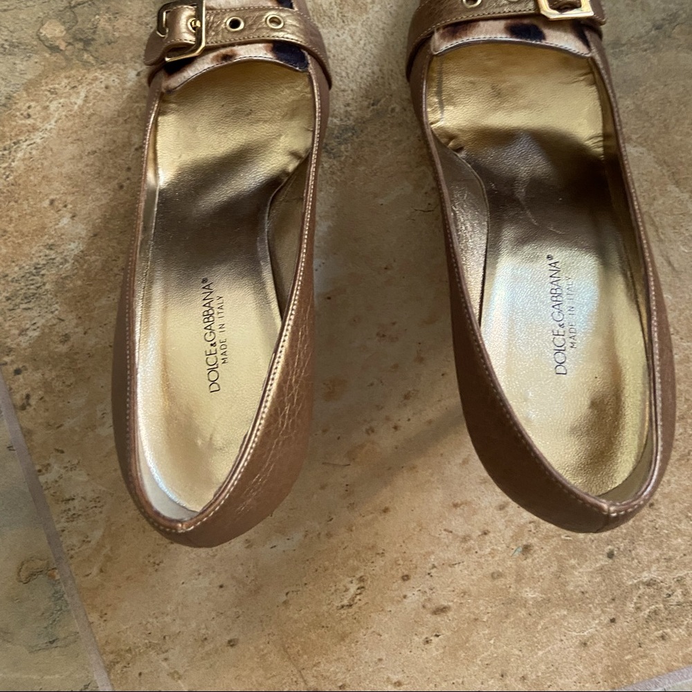 Beautiful 37.5 Dolce Gabbana Bronze with animal has gold buckle size 7